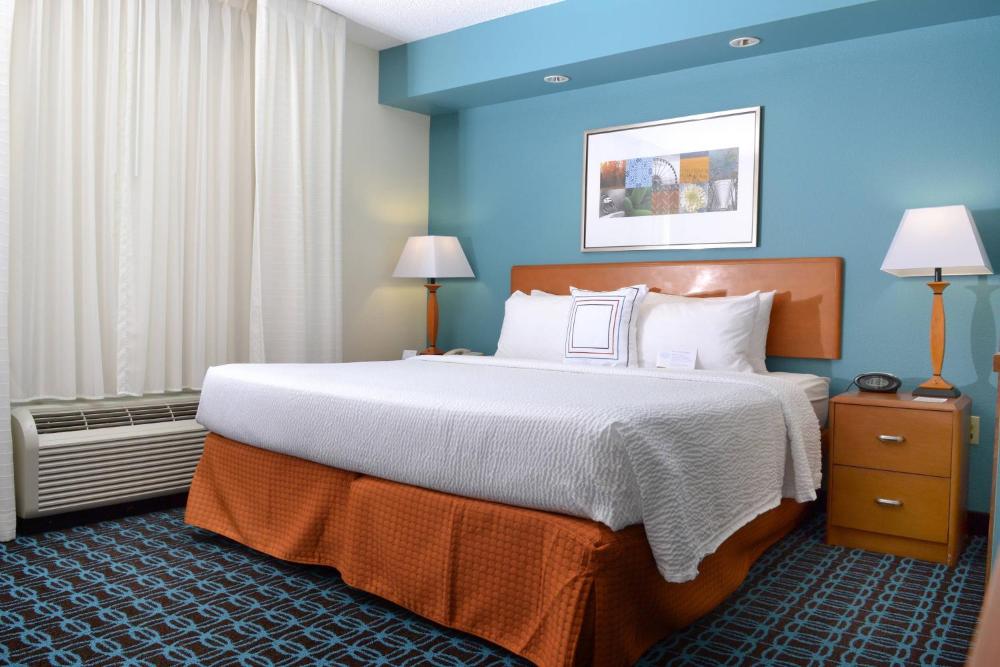 King Room with Roll-in Shower - Mobility and Hearing Accessible interior